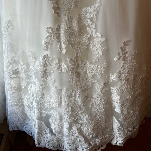 NEW Allure Romance Wedding Gown, White, Size 18 - Picture 5 of 15